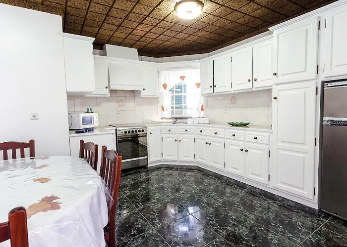 Oliveira * Madalena (Azores)